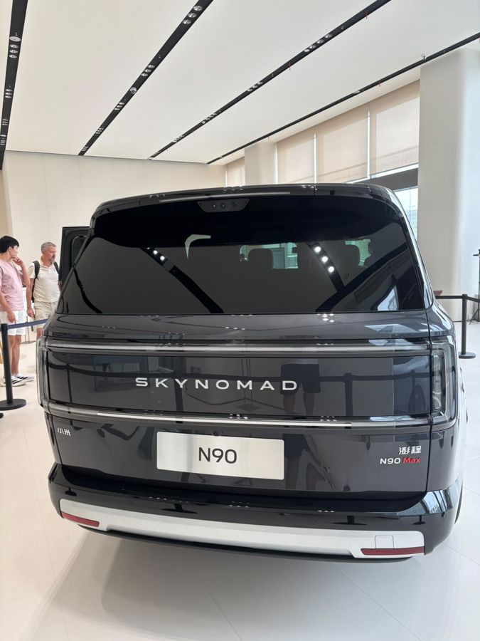 Záď Xiaomi N90 Skynomad s nápisem SKYNOMAD a označením N90 Max