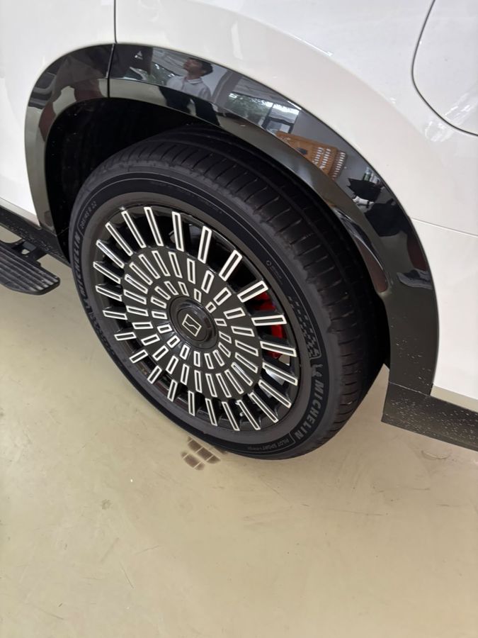 22palcová kola ZEEKR 9X s pneumatikami Michelin Pilot Sport 285/45 R22 a červenými třmeny