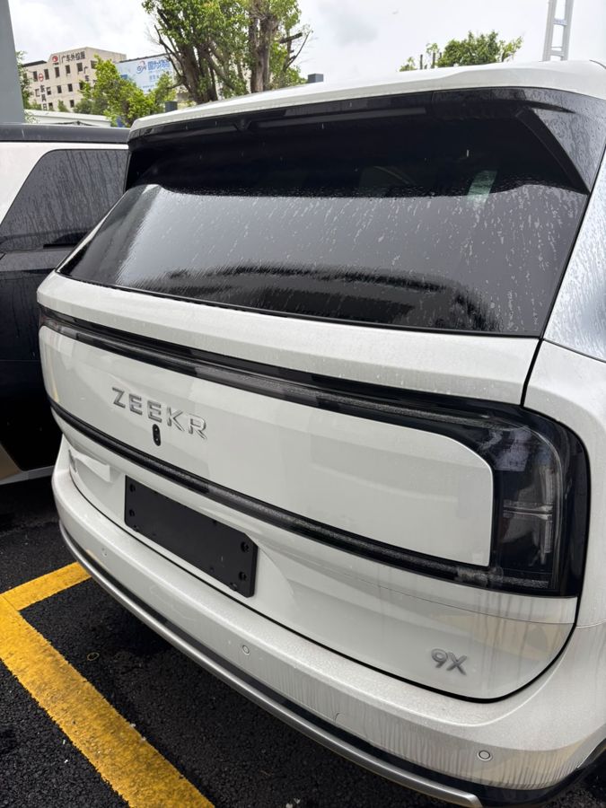 ZEEKR 9X, záď s průběžným světelným pásem a nápisem ZEEKR